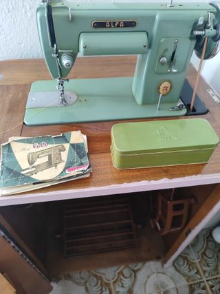 Mueble Costura Alfa con Máquina Antigua