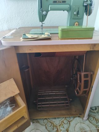 Mueble Costura Alfa con Máquina Antigua