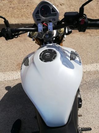 Moto Honda Hornet 600 blanca