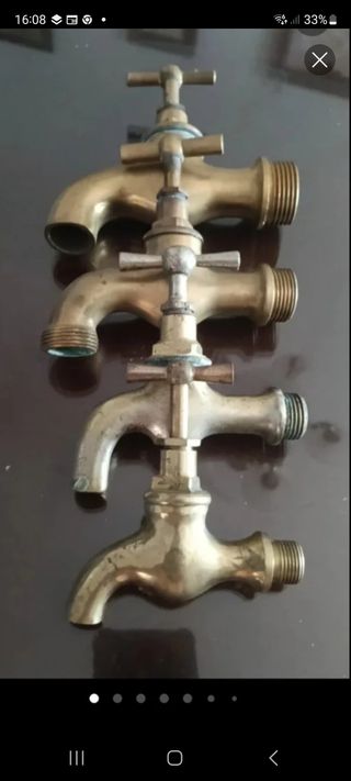 Antiguos grifos de latón