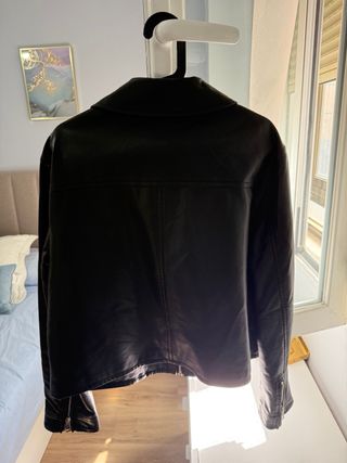 Cazadora efecto piel Stradivarius Negra Talla L