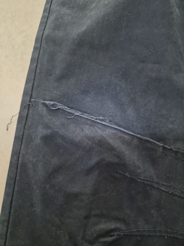 Pantalón GSD largo bonito t. 12. Descosido rodilla