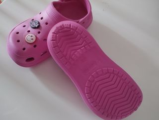 Chanclas rosas de goma con adornos