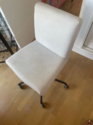 Silla de escritorio tapizada beige/gris con ruedas
