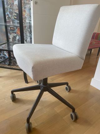 Silla de escritorio tapizada beige/gris con ruedas