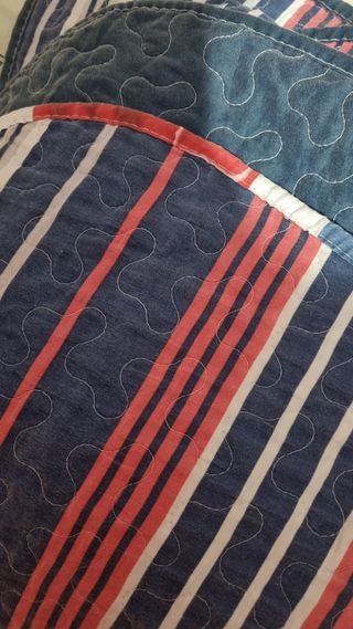 Colcha estilo londinense azul y roja