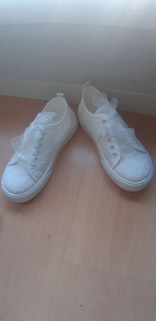 Zapatillas blancas encaje