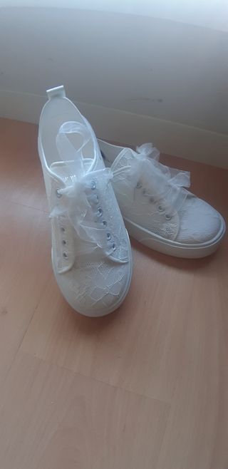 Zapatillas blancas encaje