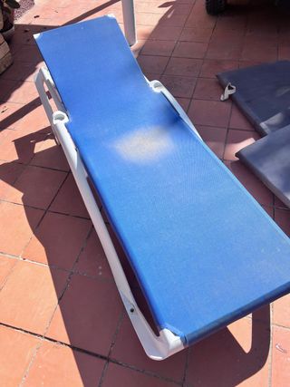 tumbona azul piscina