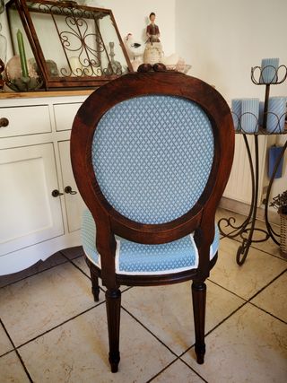 Sedia in legno intagliata con tessuto chiaro