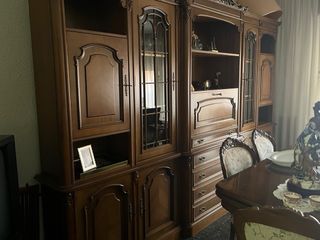 Mueble de salón clásico madera y cristal