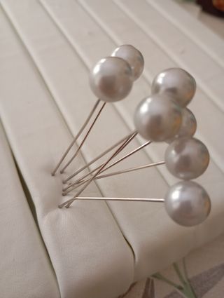 Alfileres con cabeza de perla plateada