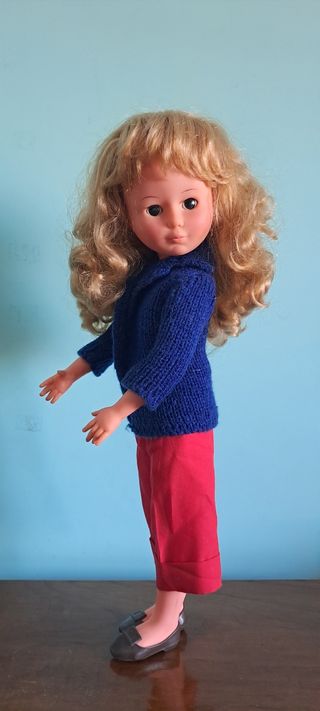 Muñeca italiana rubia con ropa