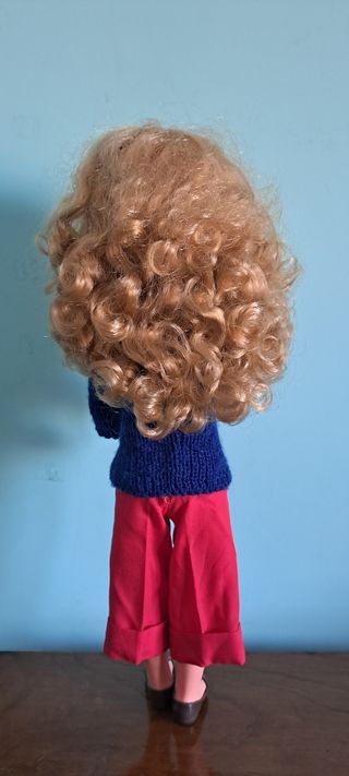 Muñeca italiana rubia con ropa