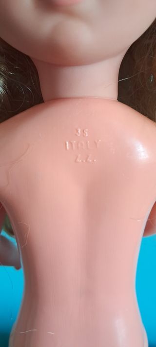 Muñeca italiana rubia con ropa