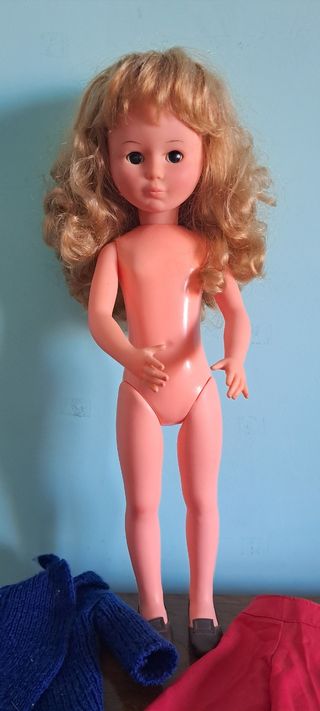 Muñeca italiana rubia con ropa