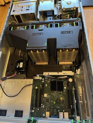 Fujitsu PRIMERGY TX2550 M4 2 x Xeon Platinum 8160T