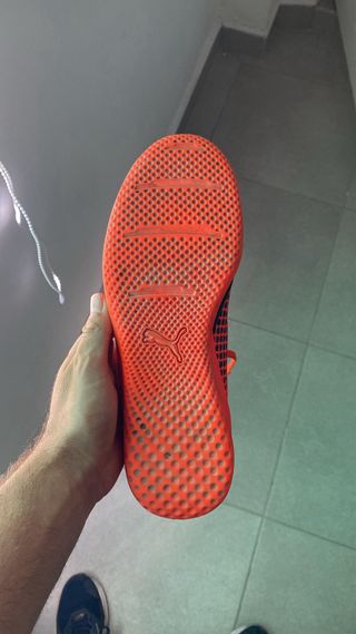 Botas de fútbol sala Puma naranjas y negras