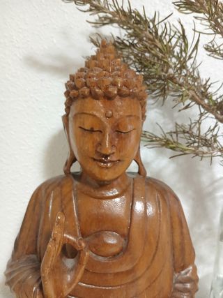 Figura de Buda de madera tallada. 