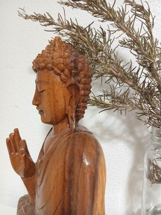 Figura de Buda de madera tallada. 