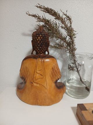 Figura de Buda de madera tallada. 
