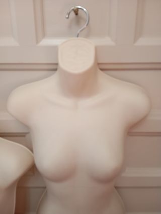 2 Perchas Maniquíes Beige