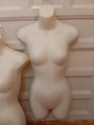 2 Perchas Maniquíes Beige