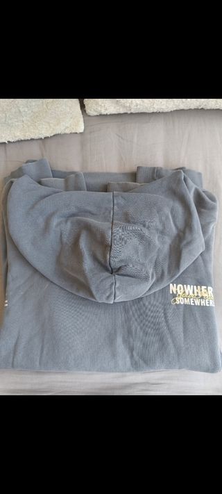 Sudadera gris con mensaje