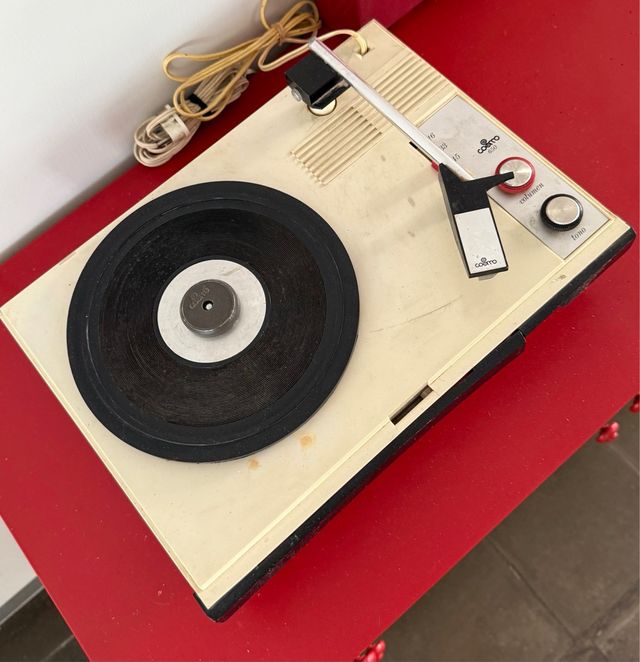 Custodia per giradischi vintage con altoparlante. Anni '70