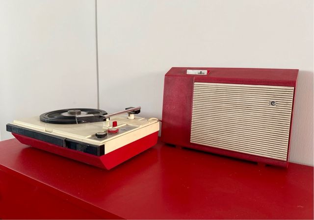 Custodia per giradischi vintage con altoparlante. Anni '70