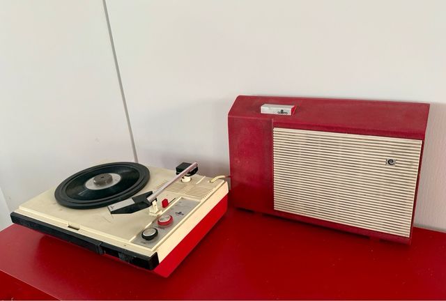 Custodia per giradischi vintage con altoparlante. Anni '70