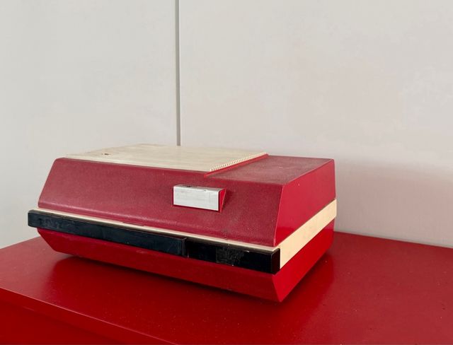 Custodia per giradischi vintage con altoparlante. Anni '70