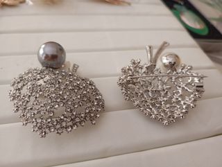 Broche plateado con perla