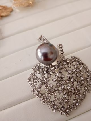 Broche plateado con perla