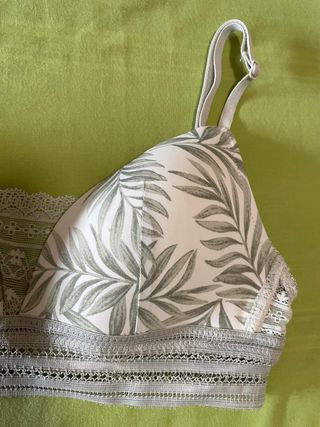 Sujetador con estampado floral. Talla 85B