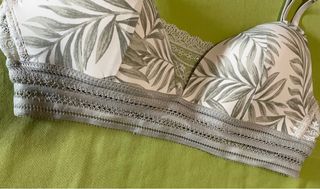 Sujetador con estampado floral. Talla 85B