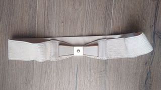 Cinturón elástico con lazo y detalle metal