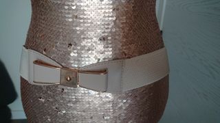 Cinturón elástico con lazo y detalle metal