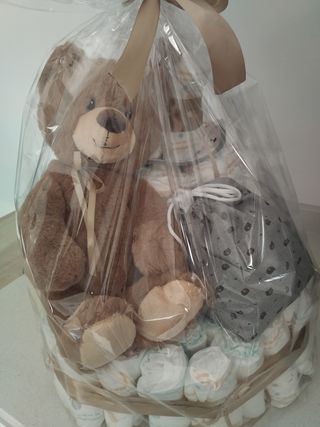 Tarta de pañales con peluche y detalles