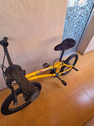 Bicicleta BMX Amarilla