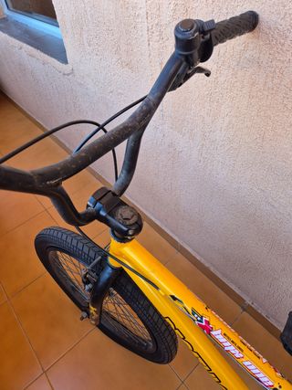 Bicicleta BMX Amarilla