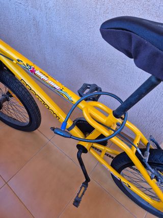 Bicicleta BMX Amarilla