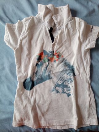 Camiseta FOUGAN y pantalones rojo oscuro