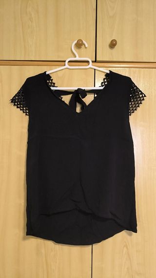Camiseta negra con encaje