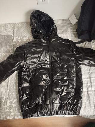 Chaqueta negra brillante con capucha
