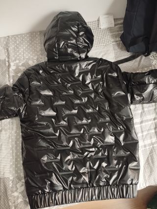 Chaqueta negra brillante con capucha