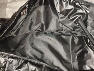 Chaqueta negra brillante con capucha