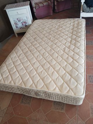 Somier de madera y colchón