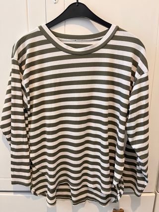 Camiseta de rayas verde y blanca