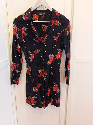 Vestido Bershka flores negro y rojo